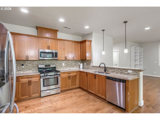 28525 GREENWAY Dr, Wilsonville, OR 97070