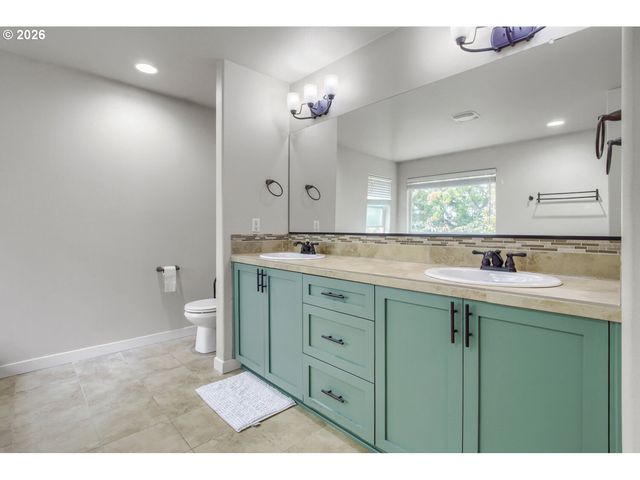 28525 GREENWAY Dr, Wilsonville, OR 97070