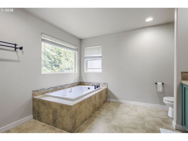 28525 GREENWAY Dr, Wilsonville, OR 97070