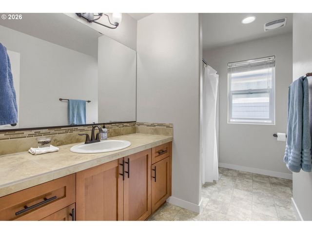 28525 GREENWAY Dr, Wilsonville, OR 97070