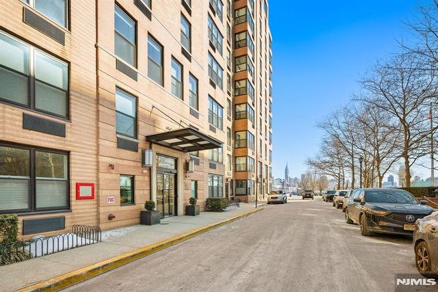 2 Constitution Court 814, Hoboken, NJ 07030