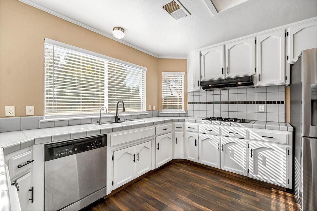 Image 13 of property listing at 2034 Wrenwood Avenue, Clovis, CA 93611