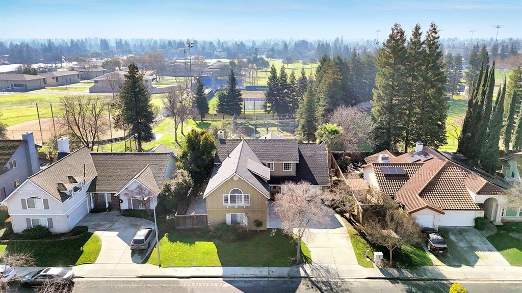 Image 2 of property listing at 2034 Wrenwood Avenue, Clovis, CA 93611