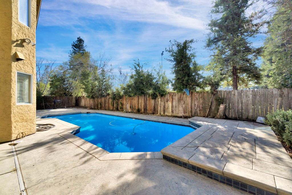 Image 3 of property listing at 2034 Wrenwood Avenue, Clovis, CA 93611