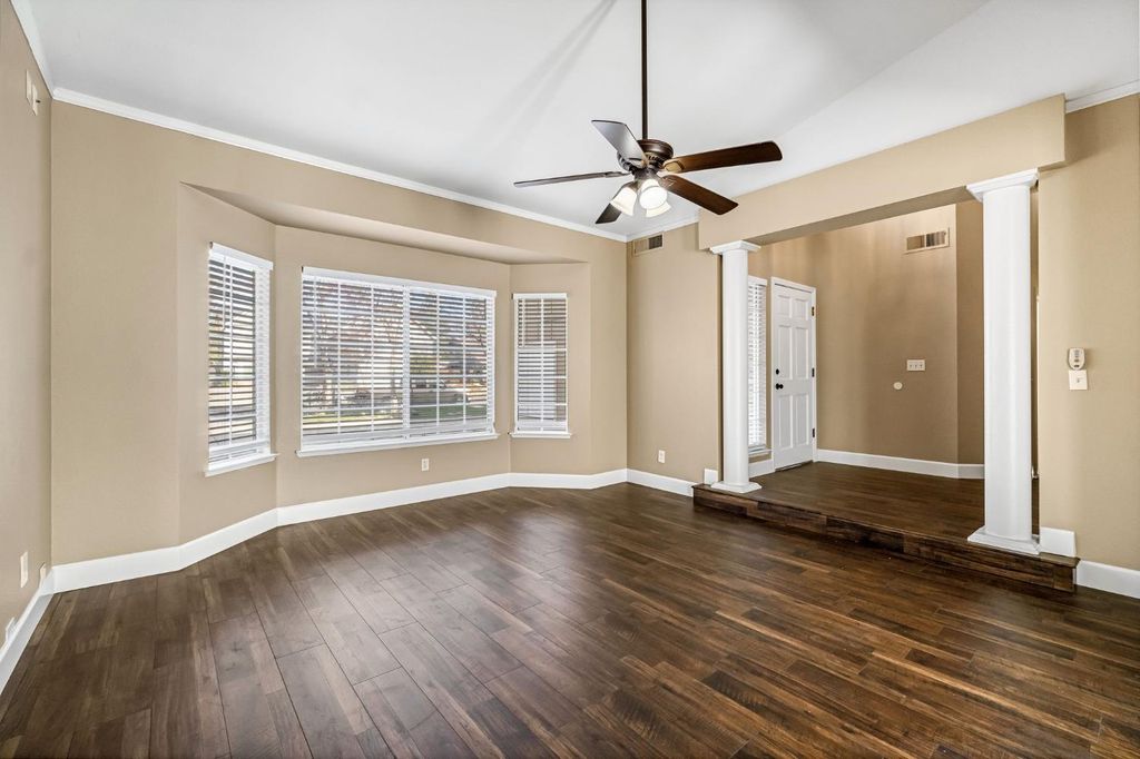 Image 6 of property listing at 2034 Wrenwood Avenue, Clovis, CA 93611