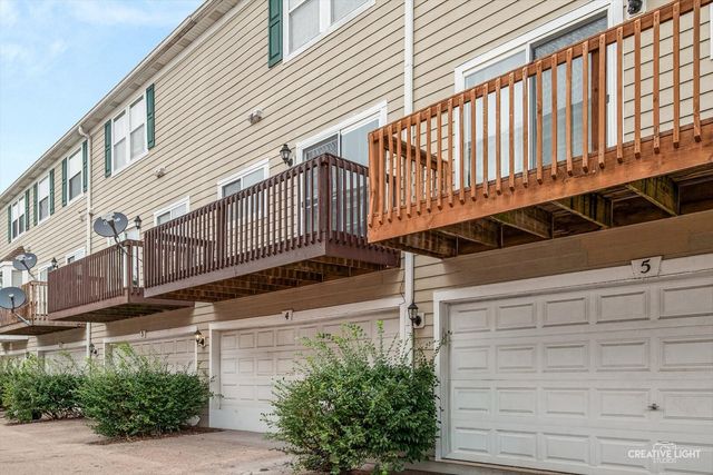 2409 Courtyard Circle 4, Aurora, IL 60506