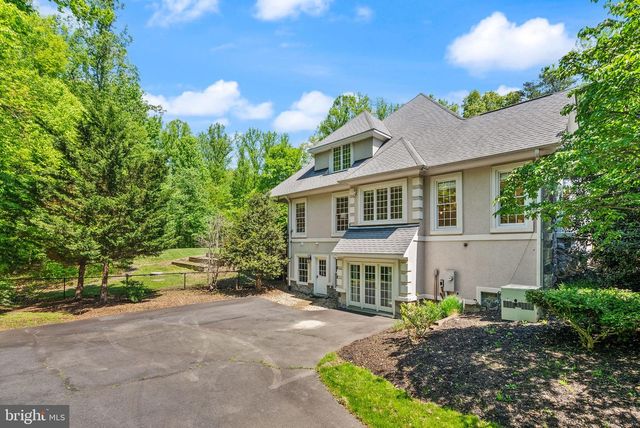 5033 HUNTWOOD MANOR DR, Fairfax, VA 22030