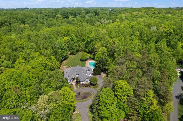 5033 HUNTWOOD MANOR DR, Fairfax, VA 22030