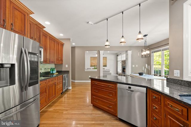 5033 HUNTWOOD MANOR DR, Fairfax, VA 22030