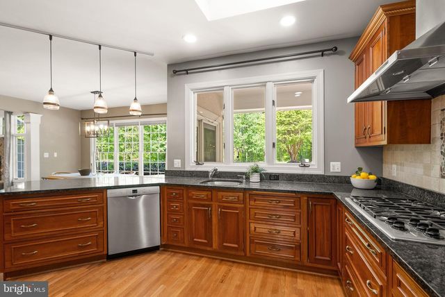 5033 HUNTWOOD MANOR DR, Fairfax, VA 22030