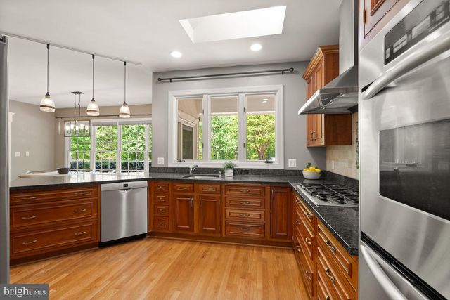 5033 HUNTWOOD MANOR DR, Fairfax, VA 22030