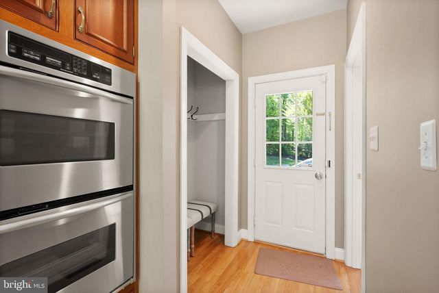 5033 HUNTWOOD MANOR DR, Fairfax, VA 22030