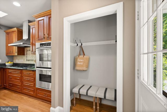 5033 HUNTWOOD MANOR DR, Fairfax, VA 22030