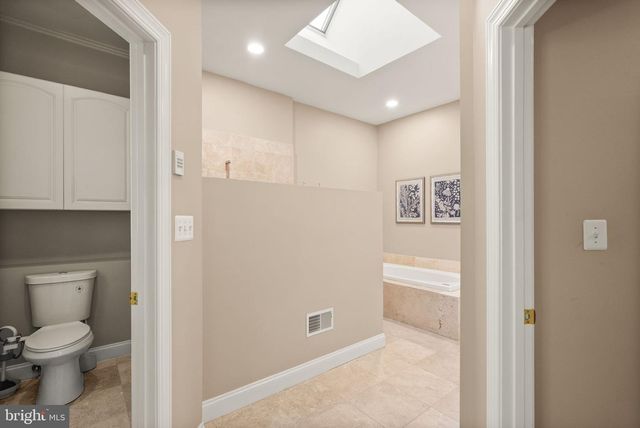 5033 HUNTWOOD MANOR DR, Fairfax, VA 22030