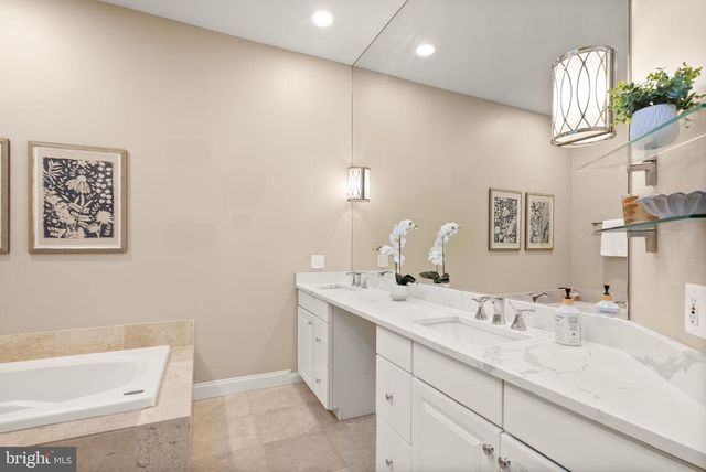 5033 HUNTWOOD MANOR DR, Fairfax, VA 22030