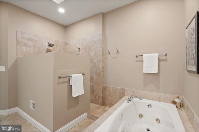 5033 HUNTWOOD MANOR DR, Fairfax, VA 22030