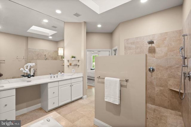 5033 HUNTWOOD MANOR DR, Fairfax, VA 22030