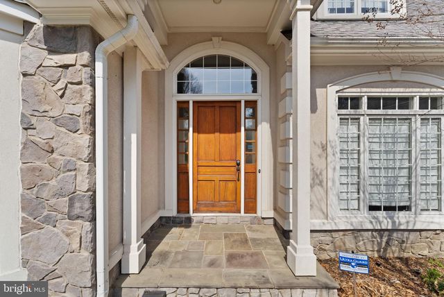 5033 HUNTWOOD MANOR DR, Fairfax, VA 22030