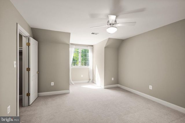 5033 HUNTWOOD MANOR DR, Fairfax, VA 22030