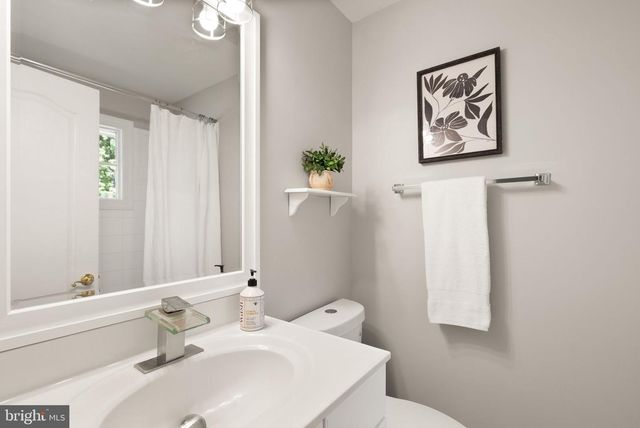 5033 HUNTWOOD MANOR DR, Fairfax, VA 22030
