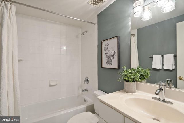 5033 HUNTWOOD MANOR DR, Fairfax, VA 22030