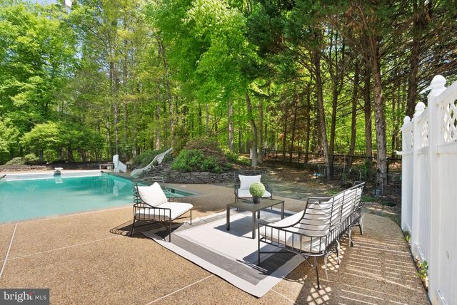 5033 HUNTWOOD MANOR DR, Fairfax, VA 22030