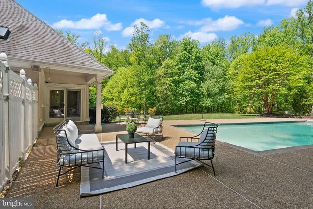 5033 HUNTWOOD MANOR DR, Fairfax, VA 22030
