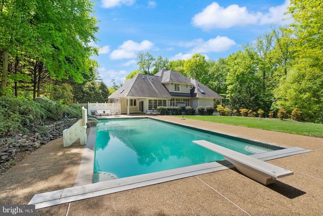 5033 HUNTWOOD MANOR DR, Fairfax, VA 22030