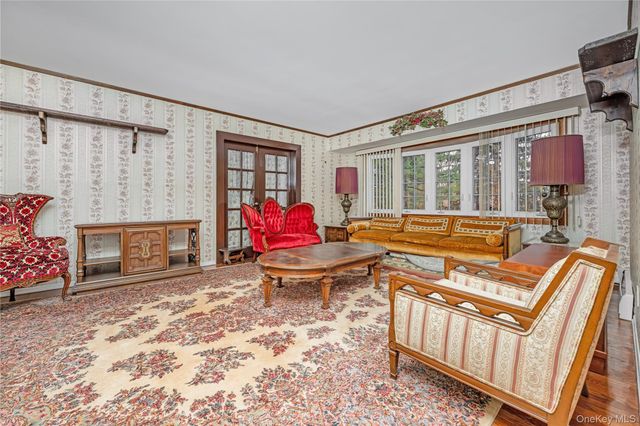 4 Danville Court, Greenlawn, NY 11740