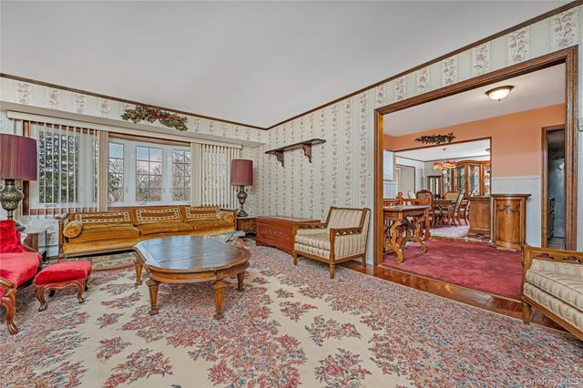 4 Danville Court, Greenlawn, NY 11740