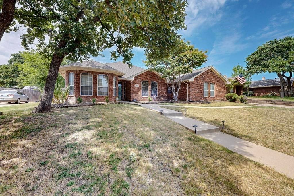 1247 Cross Creek Drive, Kennedale, TX 76060