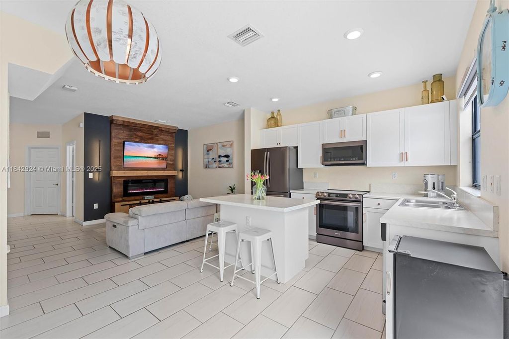 3370 W 106th Ter, Hialeah, FL 33018