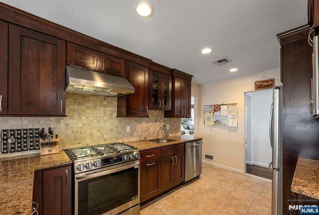 8 Prescott Road, Ho-ho-kus, NJ 07423