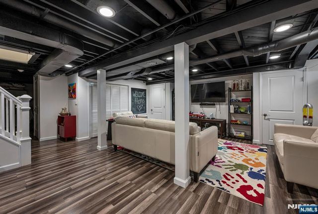 8 Prescott Road, Ho-ho-kus, NJ 07423