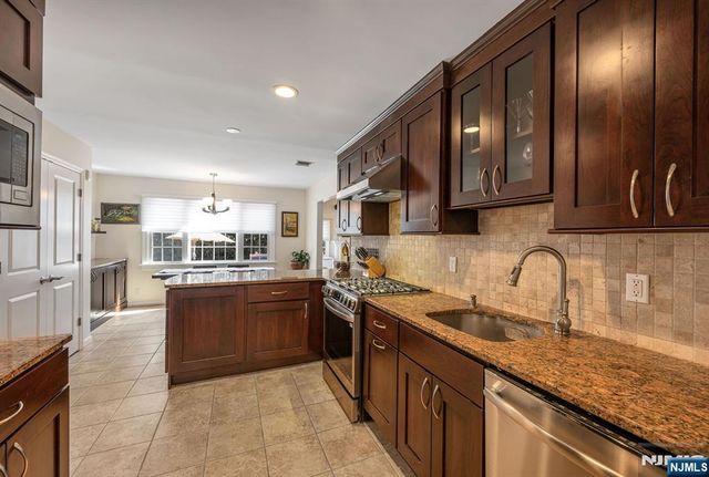 8 Prescott Road, Ho-ho-kus, NJ 07423