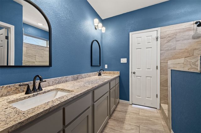 601 E Willingham Street, Cleburne, TX 76031