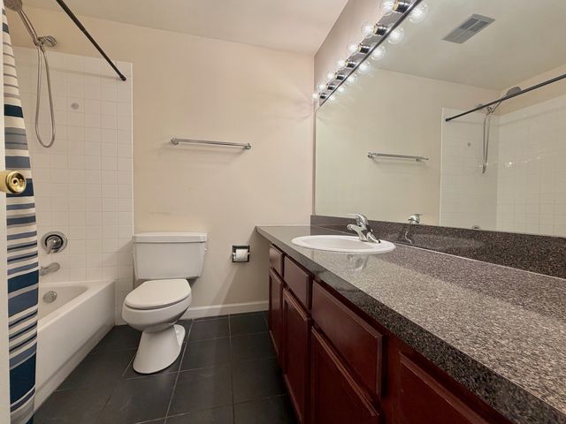5950 Oakwood Drive 3M, Lisle, IL 60532