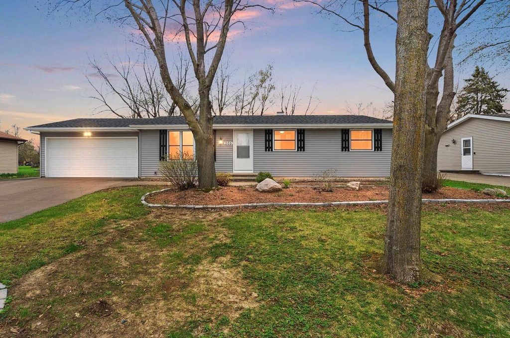 205 FAIRWAY STREET, Combined Locks, WI 54113