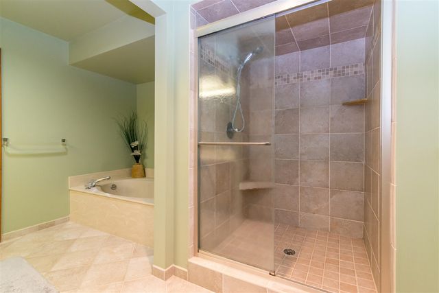 37648 N Laurel Park Drive 63, Livonia, MI 48152