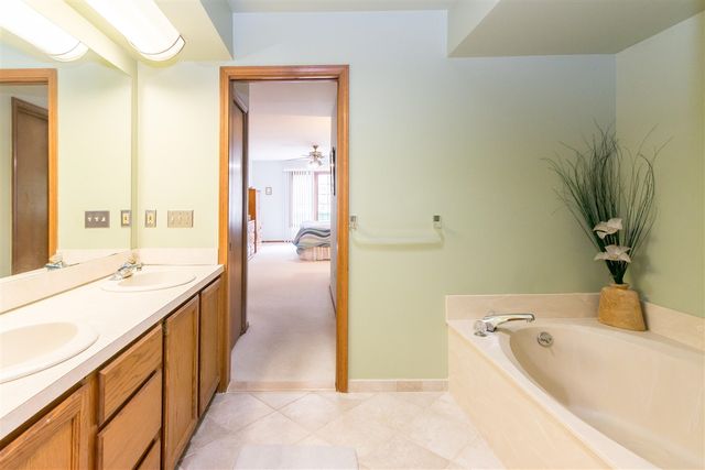 37648 N Laurel Park Drive 63, Livonia, MI 48152