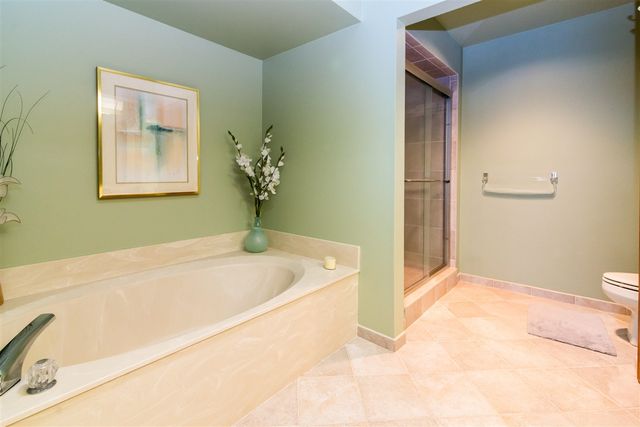 37648 N Laurel Park Drive 63, Livonia, MI 48152