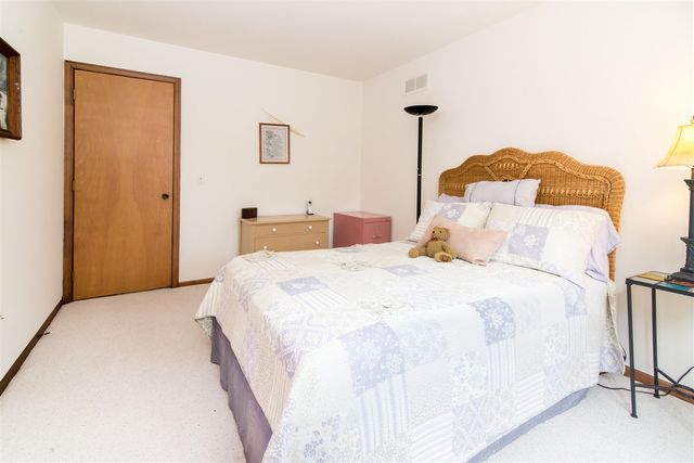 37648 N Laurel Park Drive 63, Livonia, MI 48152