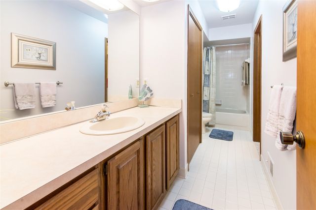 37648 N Laurel Park Drive 63, Livonia, MI 48152
