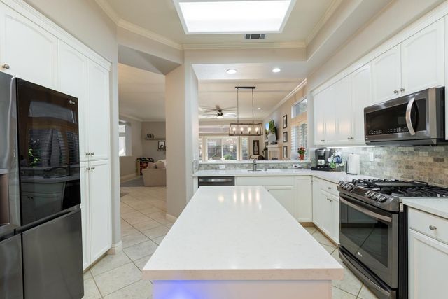 933 Golden Oak Dr, Lodi, CA 95242