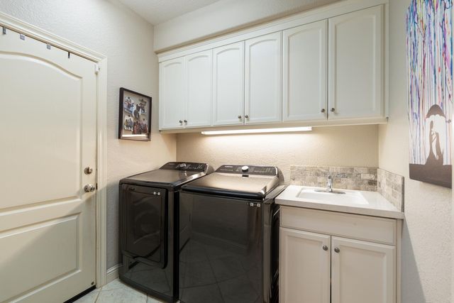 933 Golden Oak Dr, Lodi, CA 95242