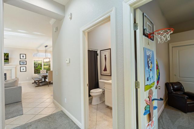 933 Golden Oak Dr, Lodi, CA 95242