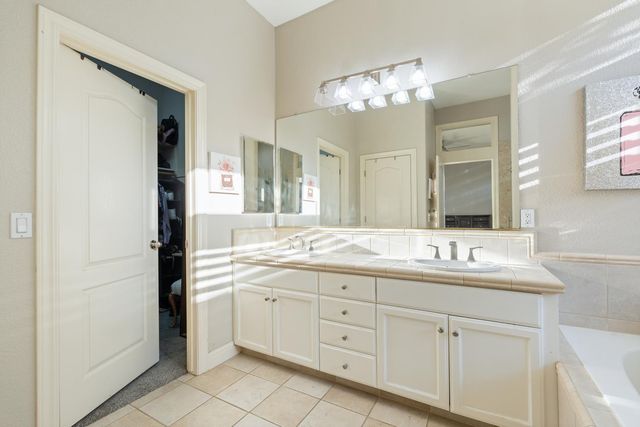 933 Golden Oak Dr, Lodi, CA 95242