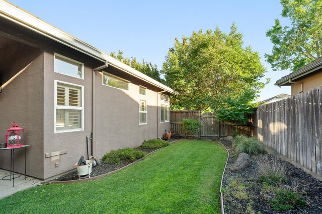 933 Golden Oak Dr, Lodi, CA 95242