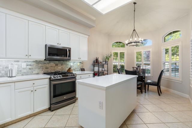 933 Golden Oak Dr, Lodi, CA 95242