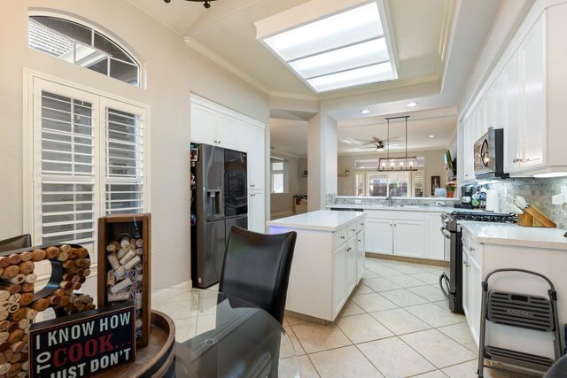 933 Golden Oak Dr, Lodi, CA 95242